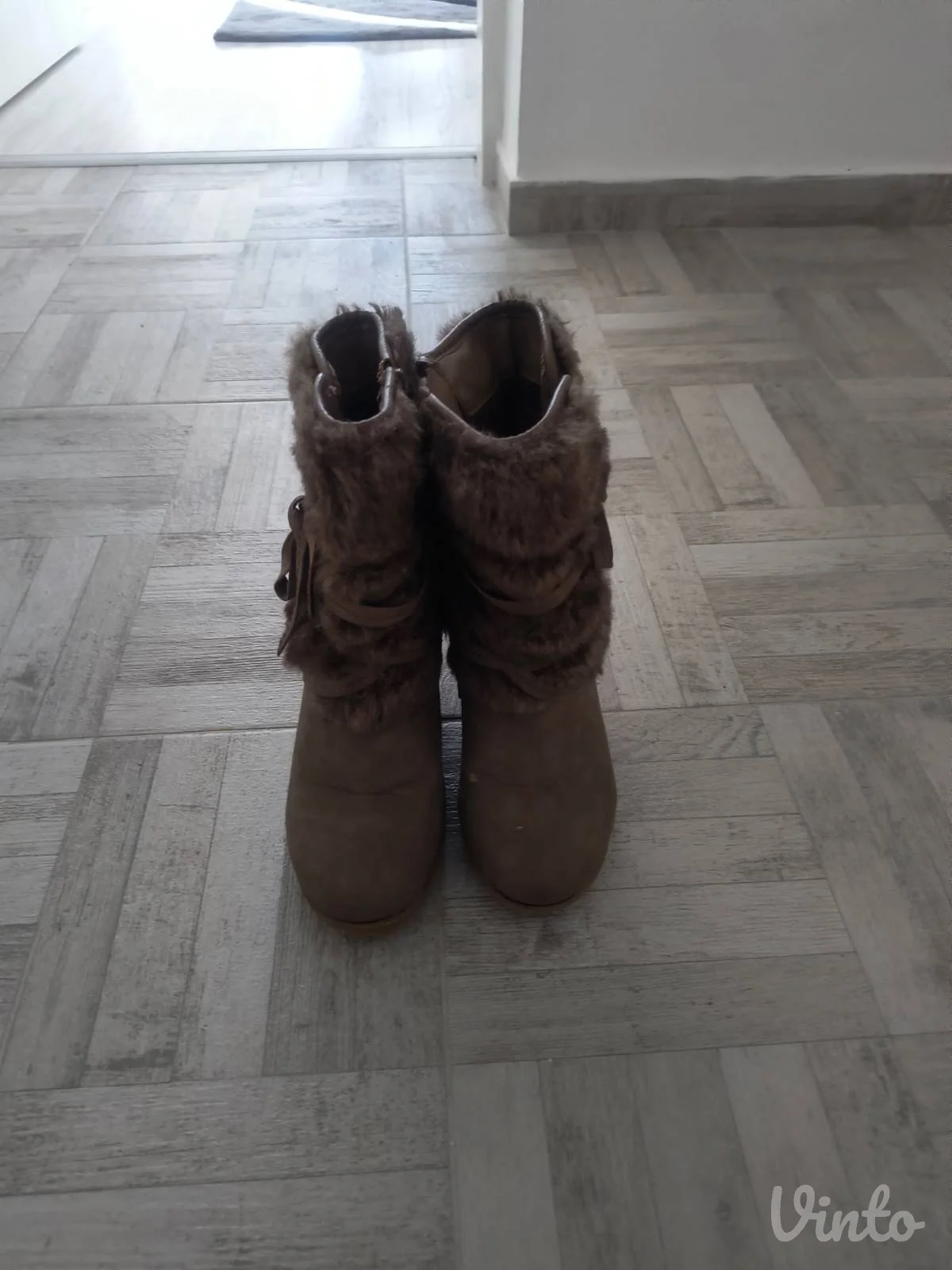 Zimske čizme, broj 37 - 450 dinara