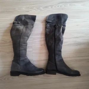 Teget kožne čizme 37 - 1200 din