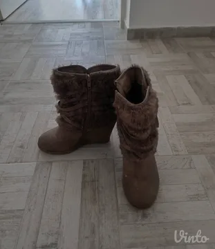 Zimske čizme, broj 37 - 450 dinara