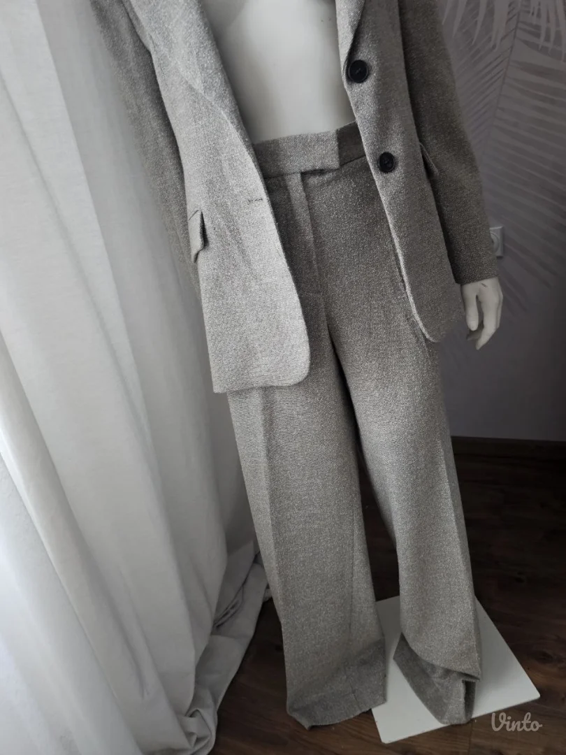 Elegantan ZARA komplet u nijansi svetli pesak, savršen za poslovne i svečanije prilike