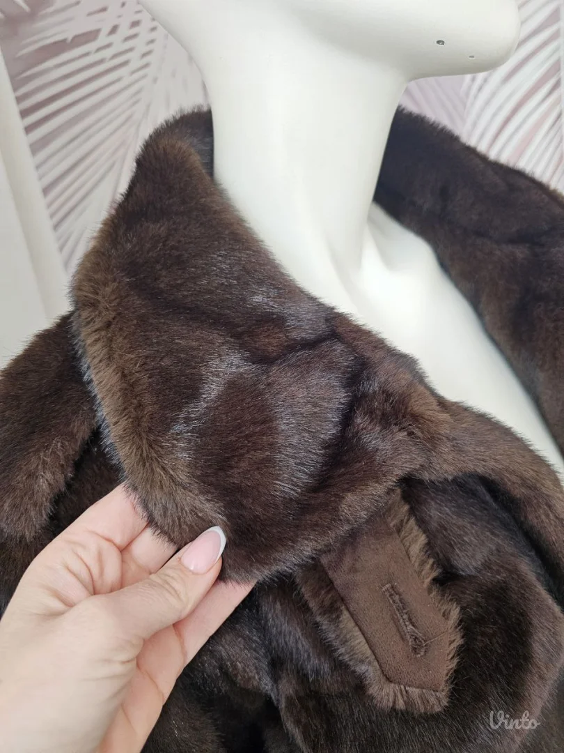 Kratka bomber jakna sa krznom – efektan model