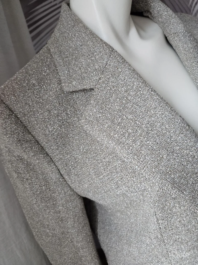 Elegantan ZARA komplet u nijansi svetli pesak, savršen za poslovne i svečanije prilike