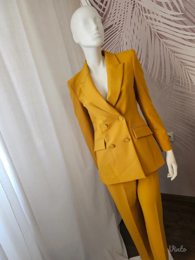 Nov ZARA komplet sa etiketom sako i pantalone