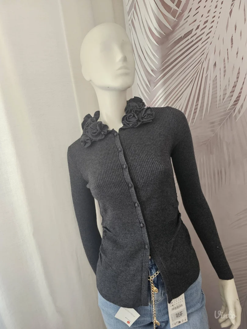 Zara džemper sa 3D cvetovima – S – NOVO
