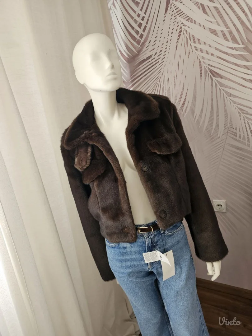 Kratka bomber jakna sa krznom – efektan model
