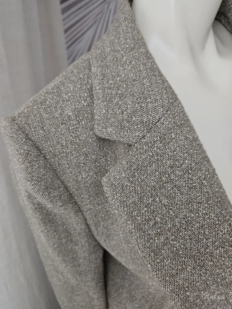 Elegantan ZARA komplet u nijansi svetli pesak, savršen za poslovne i svečanije prilike