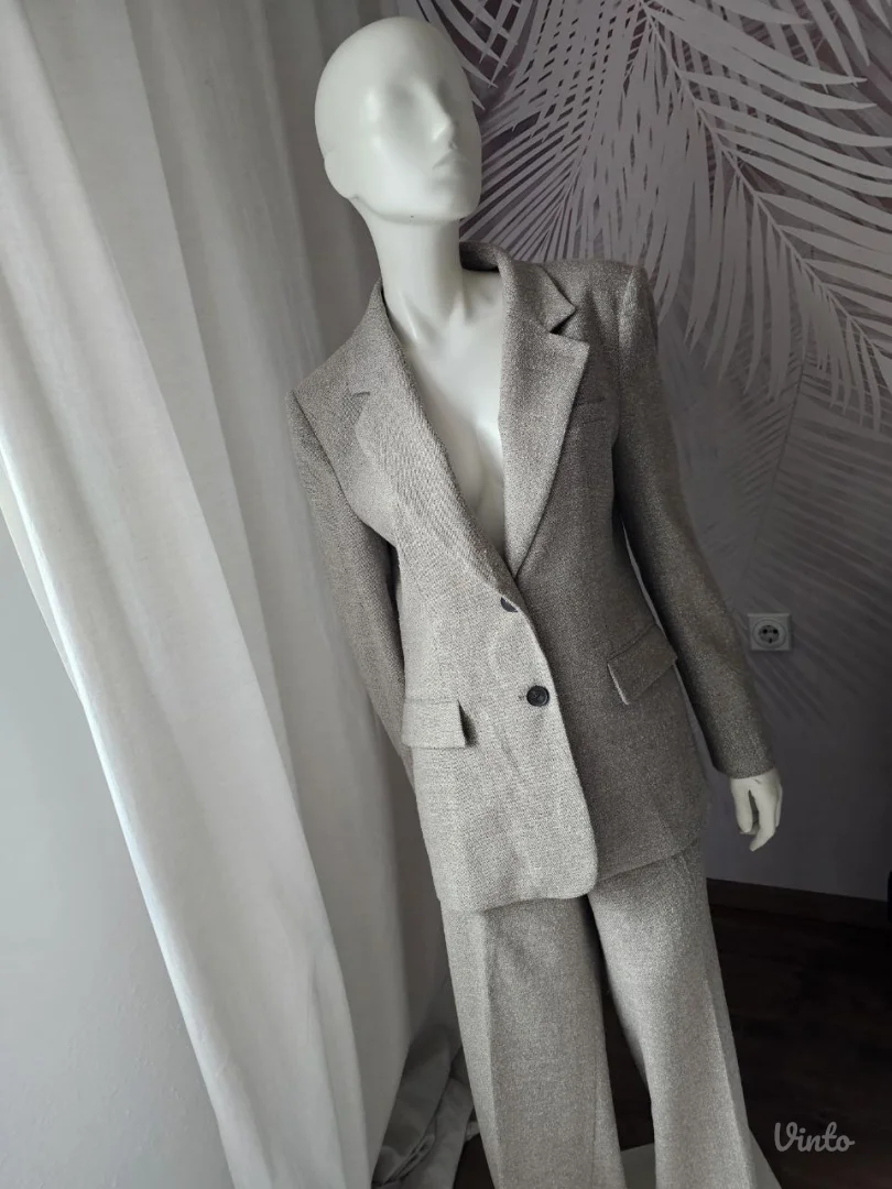 Elegantan ZARA komplet u nijansi svetli pesak, savršen za poslovne i svečanije prilike