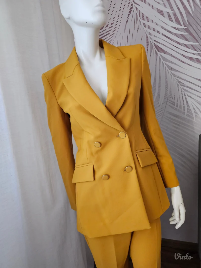 Nov ZARA komplet sa etiketom sako i pantalone