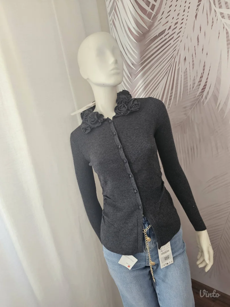 Zara džemper sa 3D cvetovima – S – NOVO