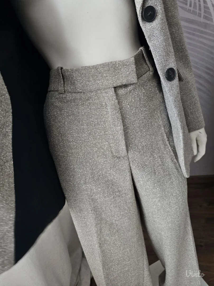 Elegantan ZARA komplet u nijansi svetli pesak, savršen za poslovne i svečanije prilike