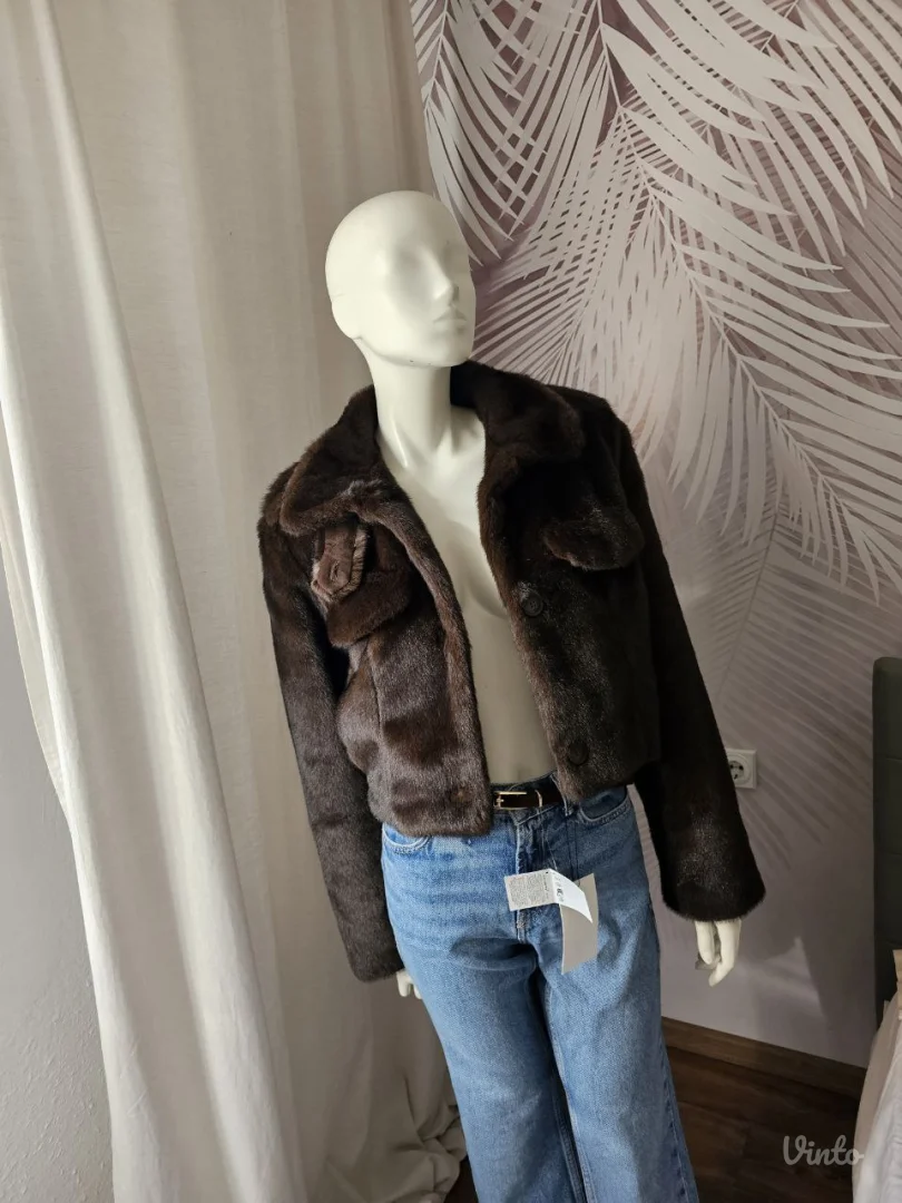 Kratka bomber jakna sa krznom – efektan model