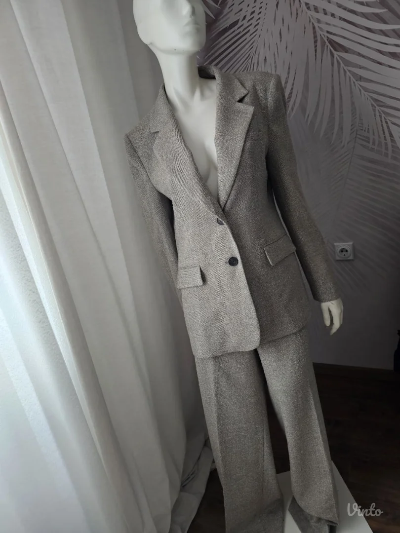 Elegantan ZARA komplet u nijansi svetli pesak, savršen za poslovne i svečanije prilike