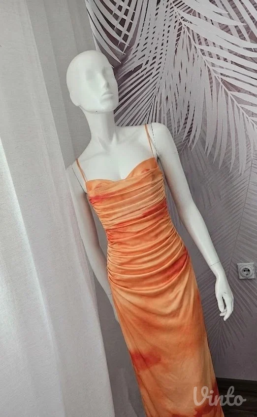 Nova sa etiketom Zara midi haljina