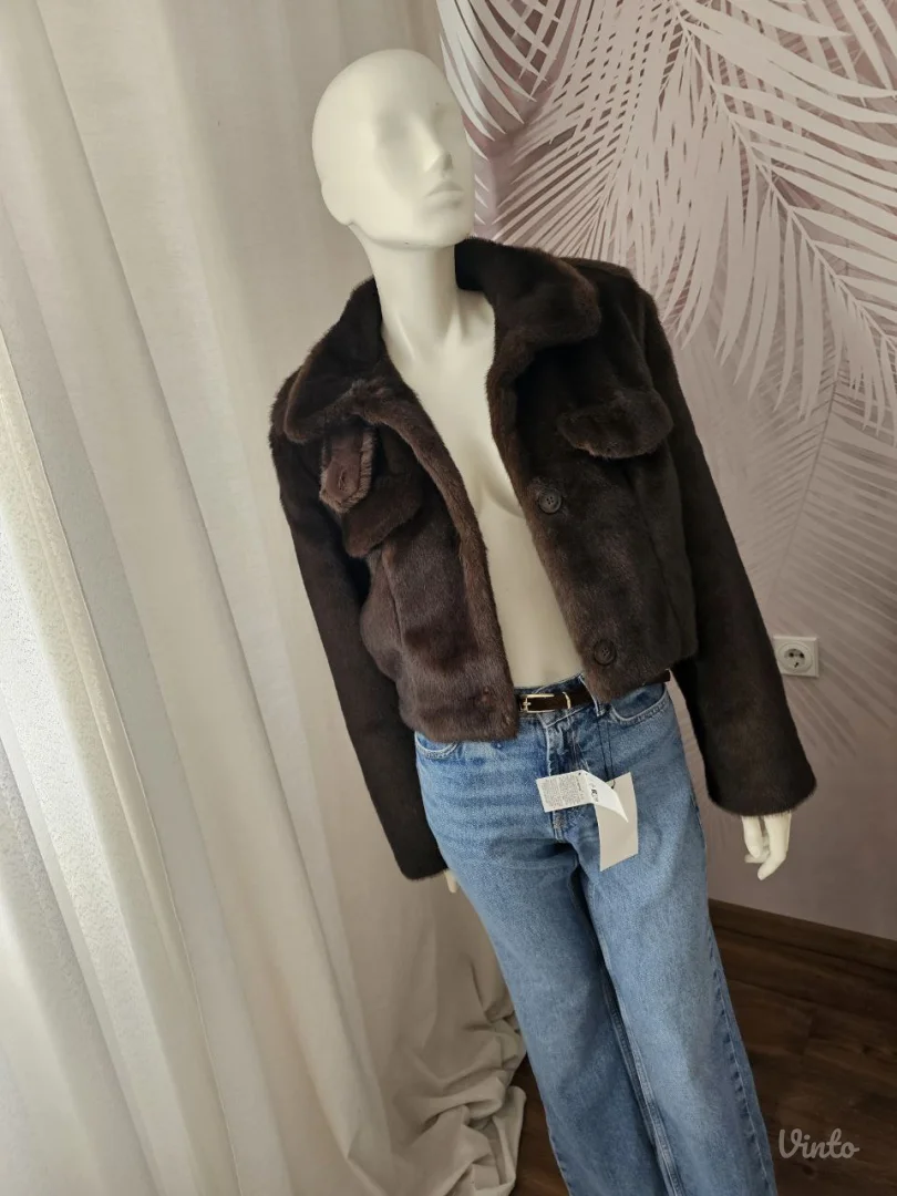 Kratka bomber jakna sa krznom – efektan model