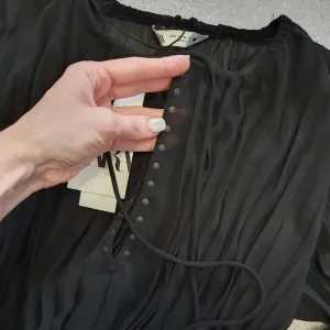 Nova ZARA plisirana haljina sa etiketom