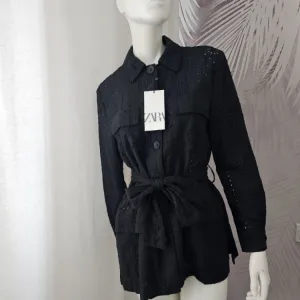 ZARA crna jaknica sa kaisem – S NOVO