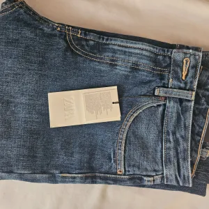 Nove ZARA TRF farmerke sa etiketom 38
