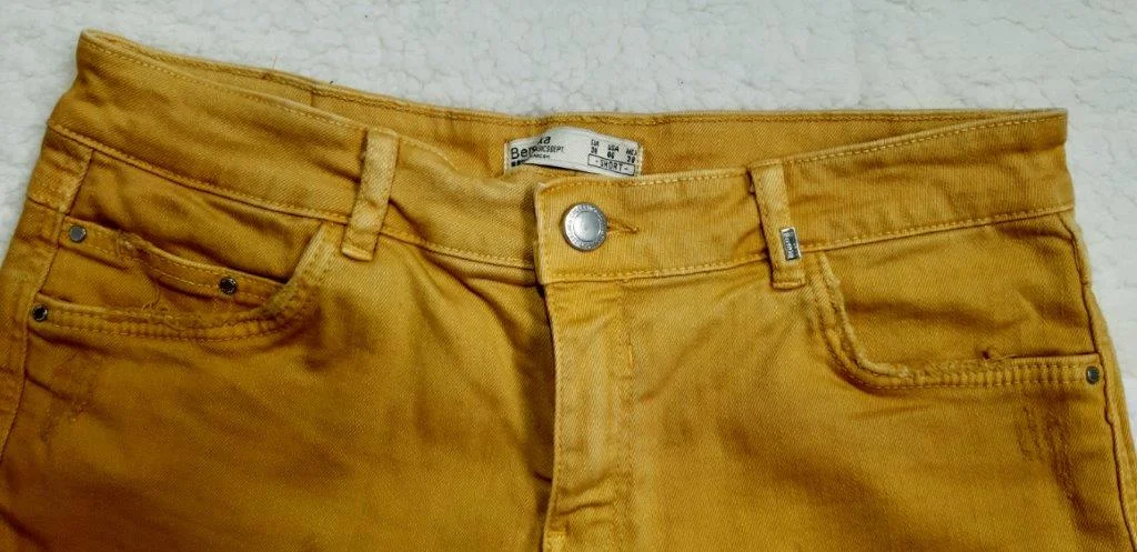 Bershka sorts senf zute boje, jednom nosen