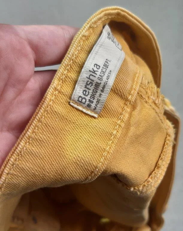 Bershka sorts senf zute boje, jednom nosen