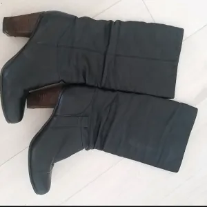 Crne kožne čizme