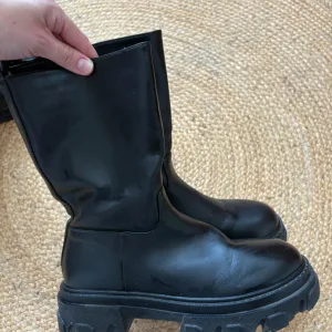 Crne duboke cizme 38