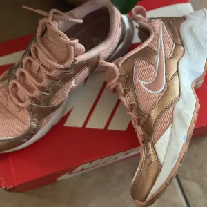 PATIKE NIKE AIR HEIGHTS CORAL U ROZE BOJI 39 BROJ