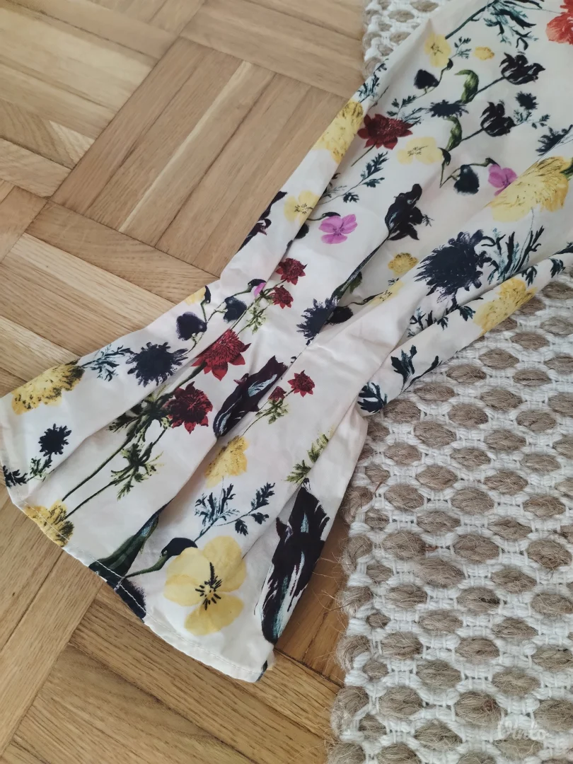 H&M cvetna bluza sa čvorom