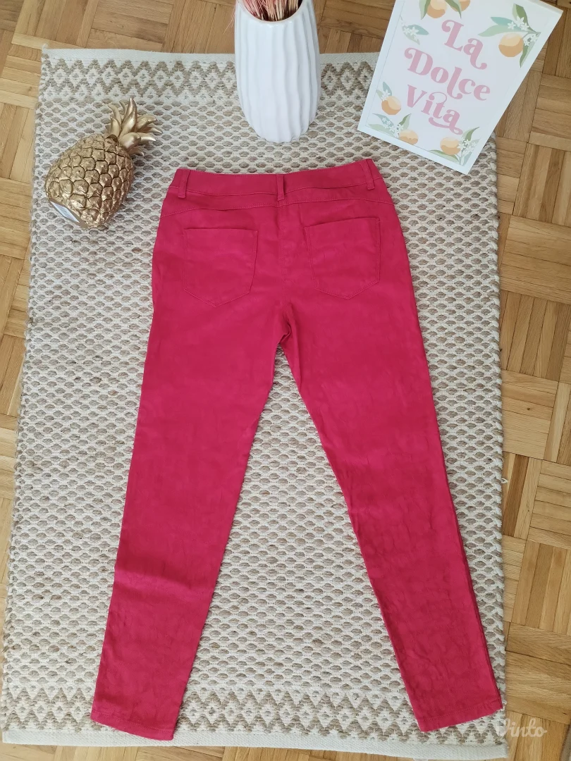 Unikatne reljefaste pantalone