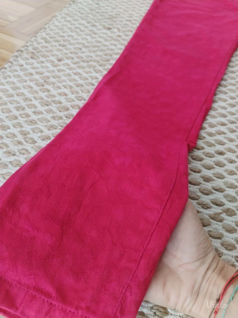 Unikatne reljefaste pantalone