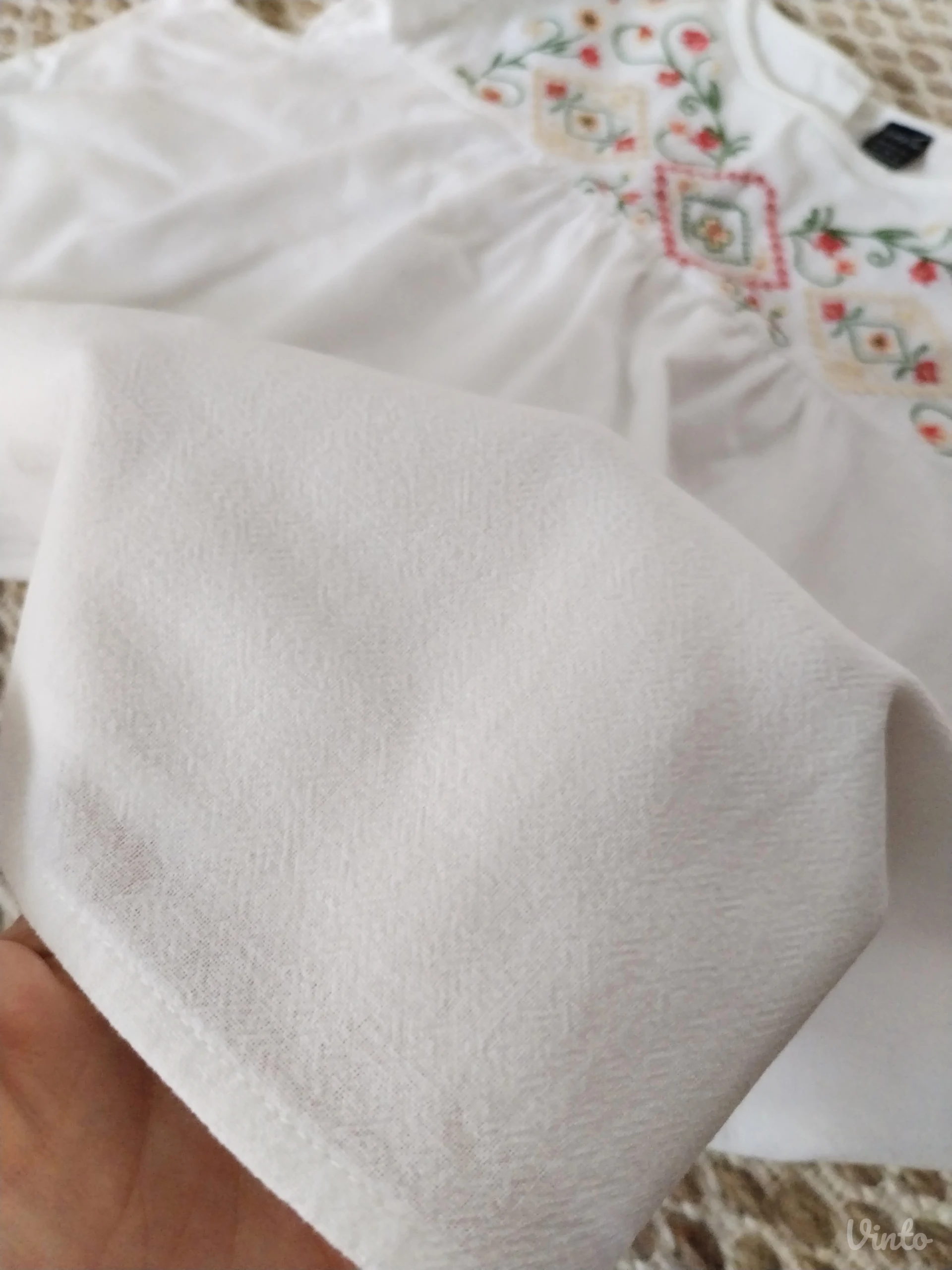Bluza sa vezenim detaljima