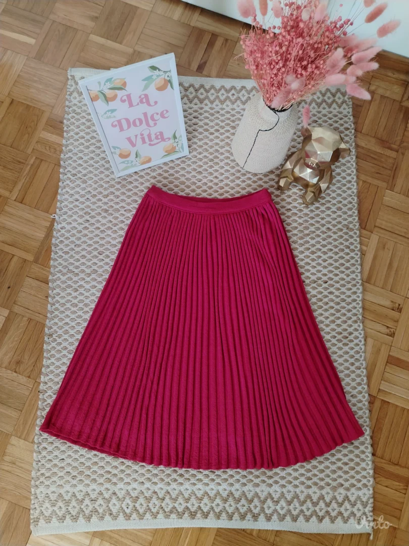 Divna končana plisirana suknja 38/40