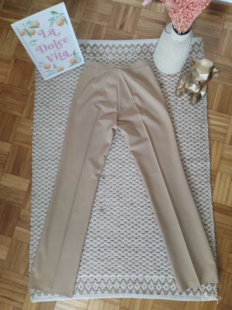 Nove pantalone "na peglu" 36/38
