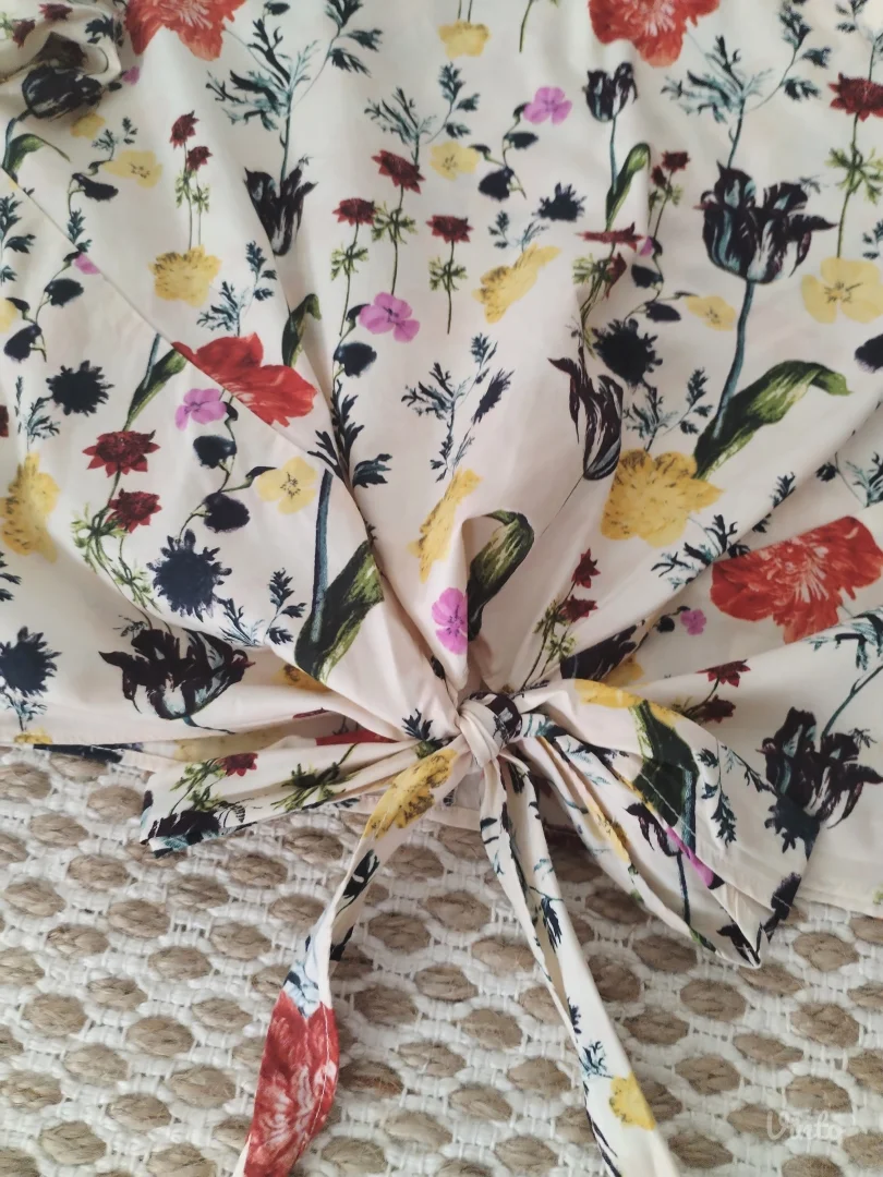 H&M cvetna bluza sa čvorom