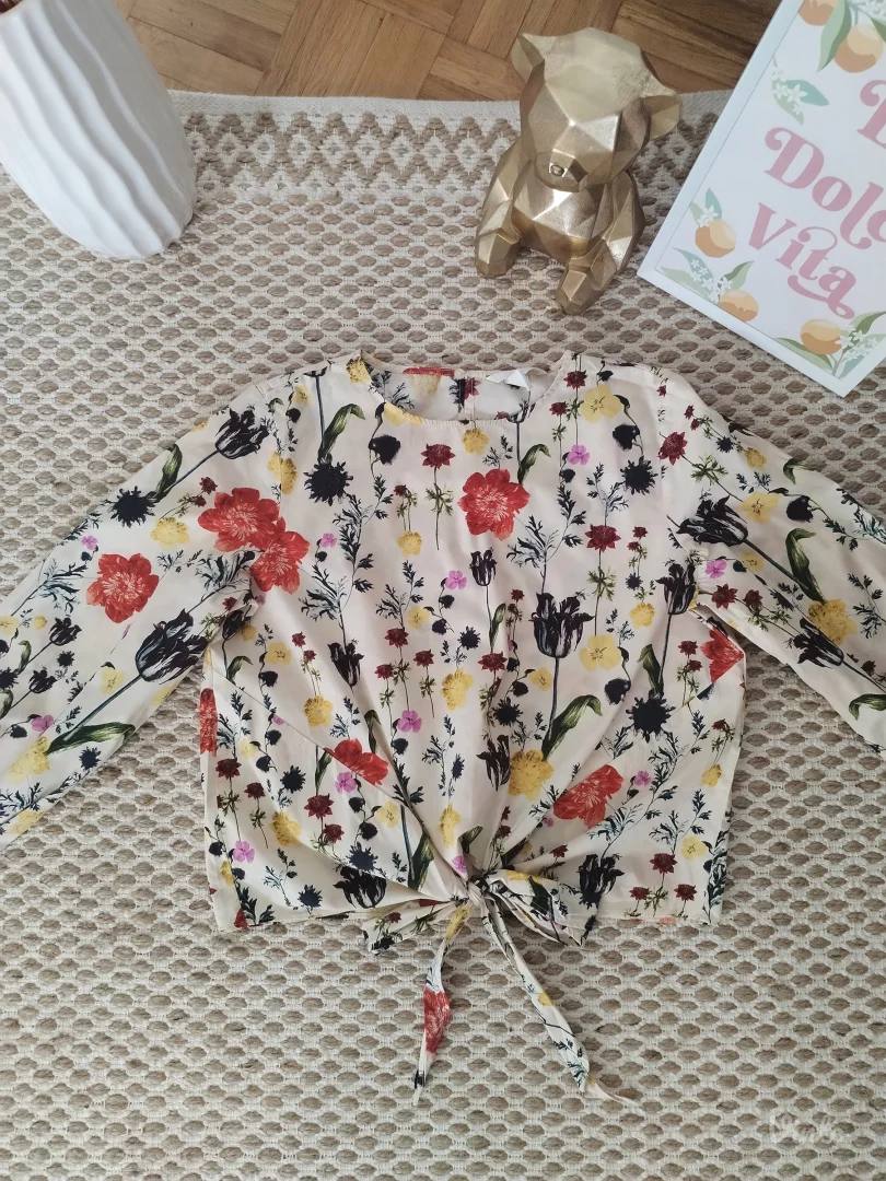 H&M cvetna bluza sa čvorom