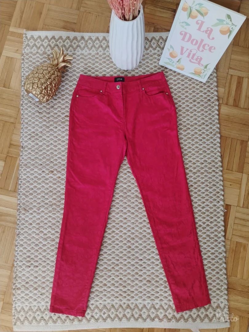 Unikatne reljefaste pantalone