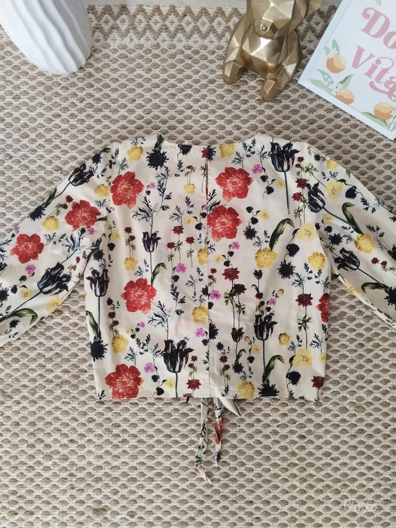 H&M cvetna bluza sa čvorom