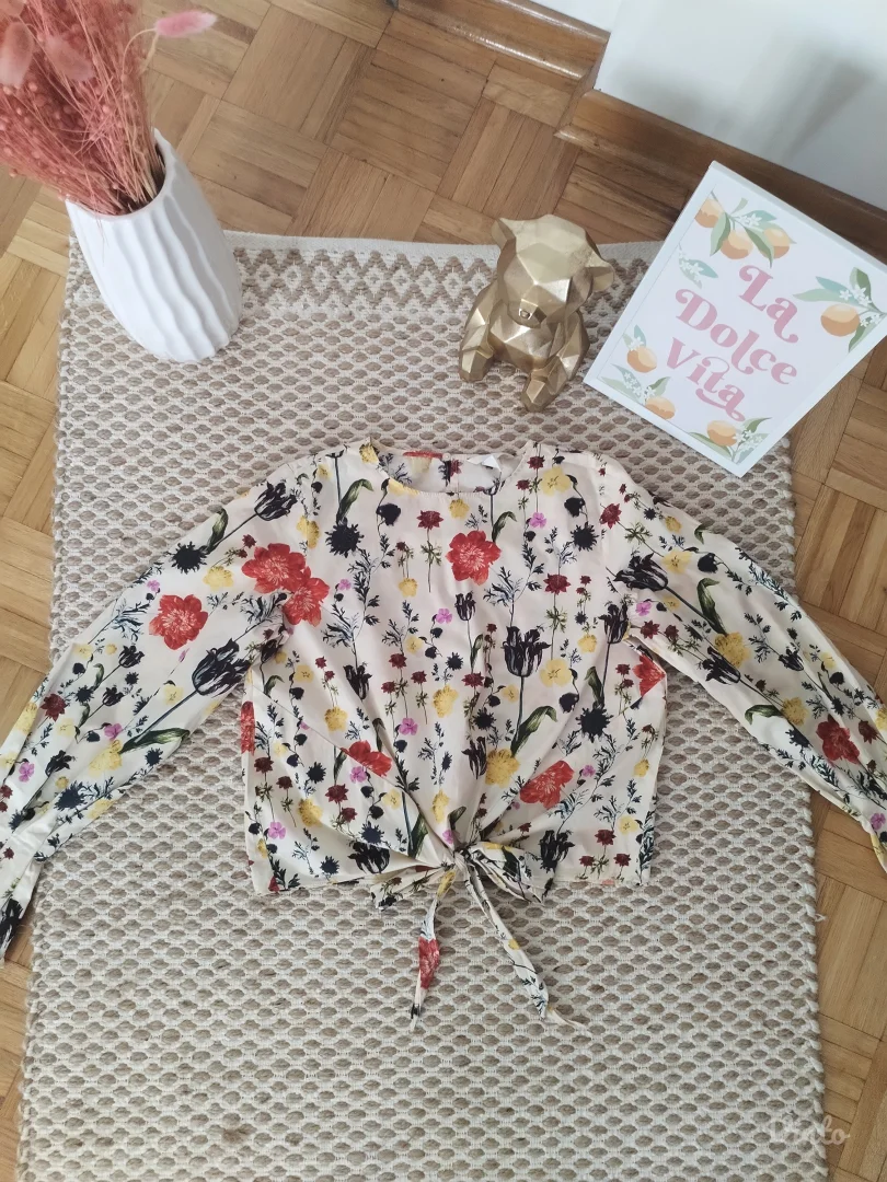H&M cvetna bluza sa čvorom