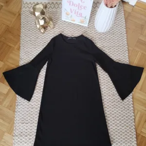 Bershka haljina sa lepezastim rukavima XS/S