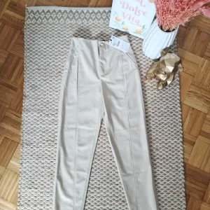 Zara nove pantalone od veštačke kože XS/S