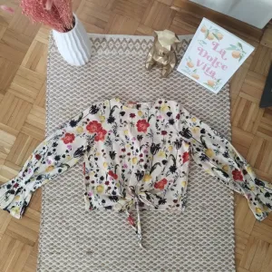 H&M cvetna bluza sa čvorom