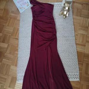 Elegantna nova duga haljina M/L