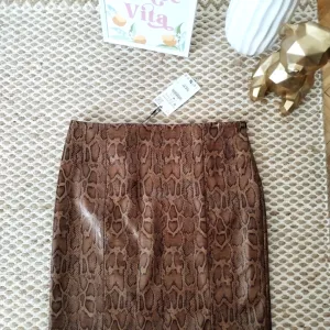 Zara suknje zmijskog printa M i L