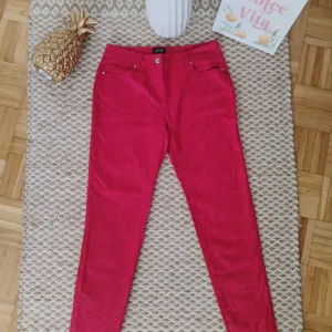 Unikatne reljefaste pantalone