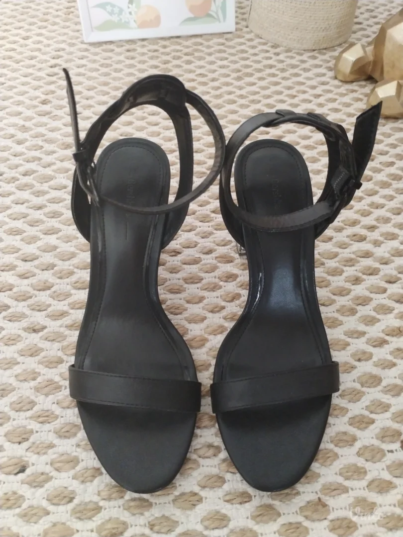 Bershka sandale sa providnom štiklom