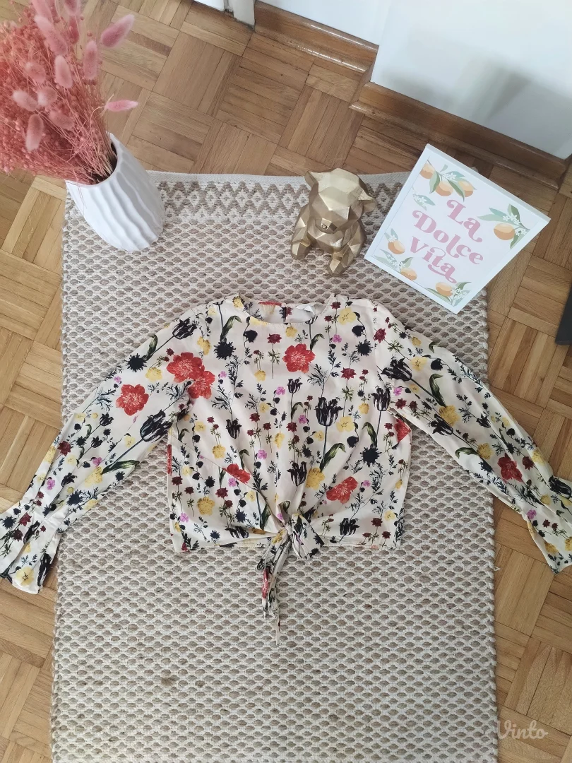 H&M cvetna bluza sa čvorom