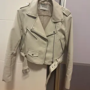 Stradivarius jakna od eko koze