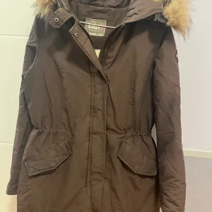 Staff zimska perjana jakna sa prirodnim krznom