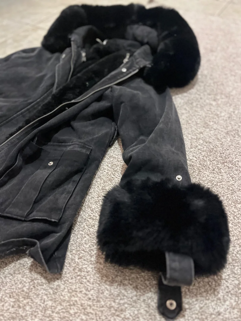 Crna ženska zimska jakna