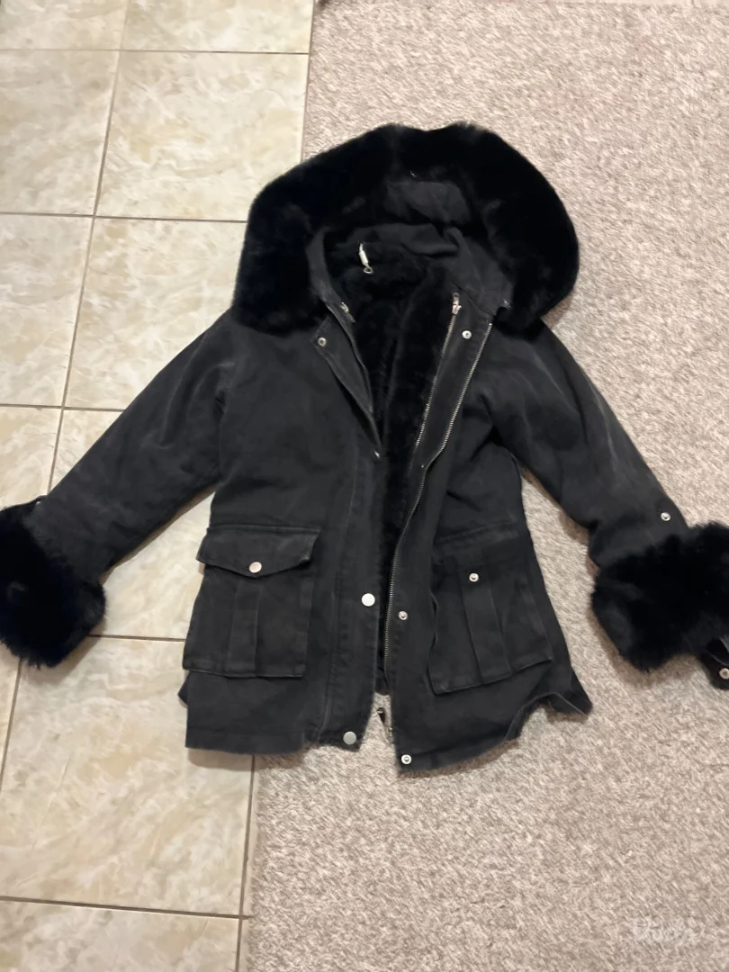 Crna ženska zimska jakna