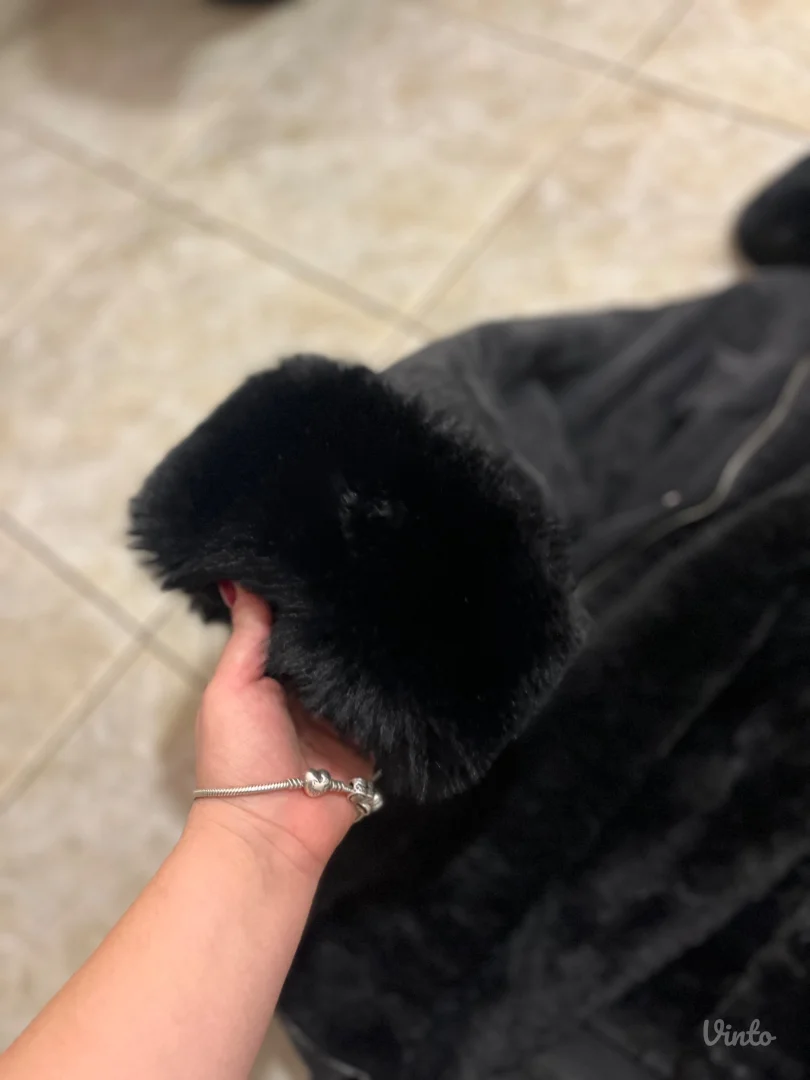 Crna ženska zimska jakna